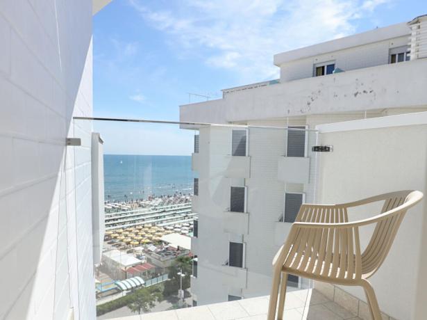 Balcone con vista mare, cielo sereno, sedia moderna.